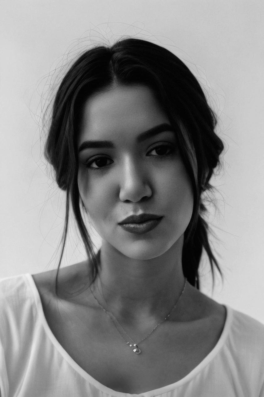 Amanda Yasser, nail designer, em um retrato em preto e branco