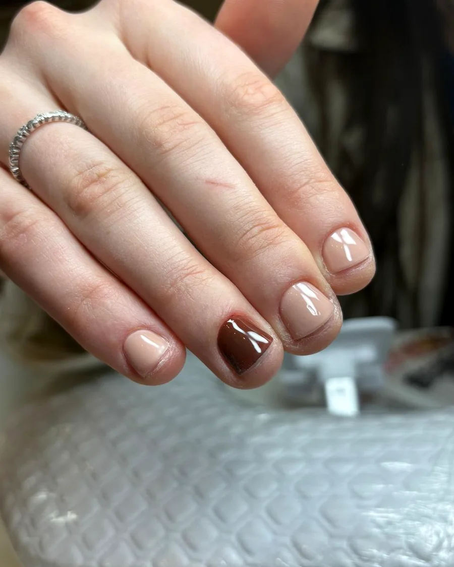 Unhas nude com detalhes em marrom chocolate