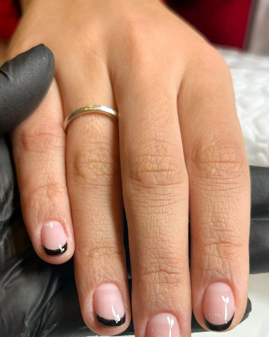 Unhas nude com francesinha preta minimalista