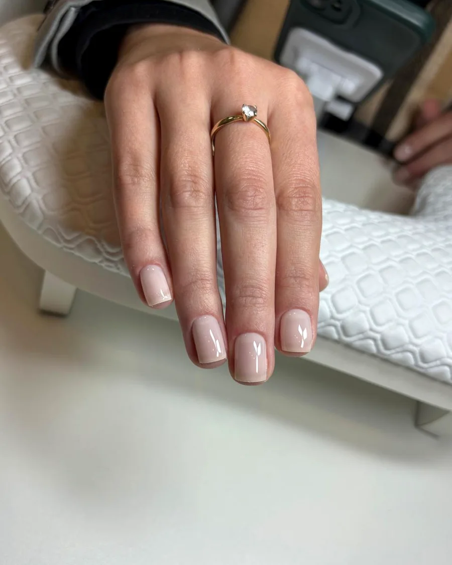 Unhas nude delicadas com acabamento natural