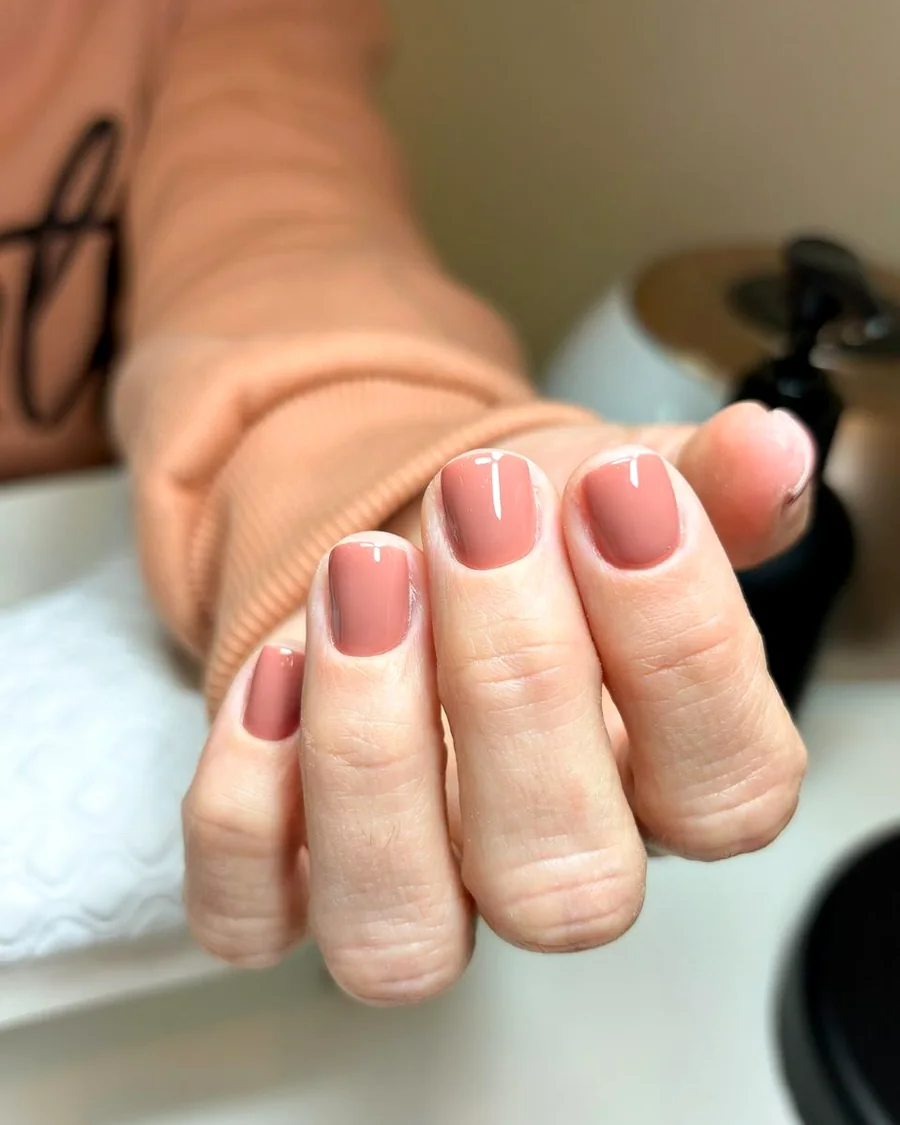 Esmaltação em tom nude rosado com acabamento brilhante