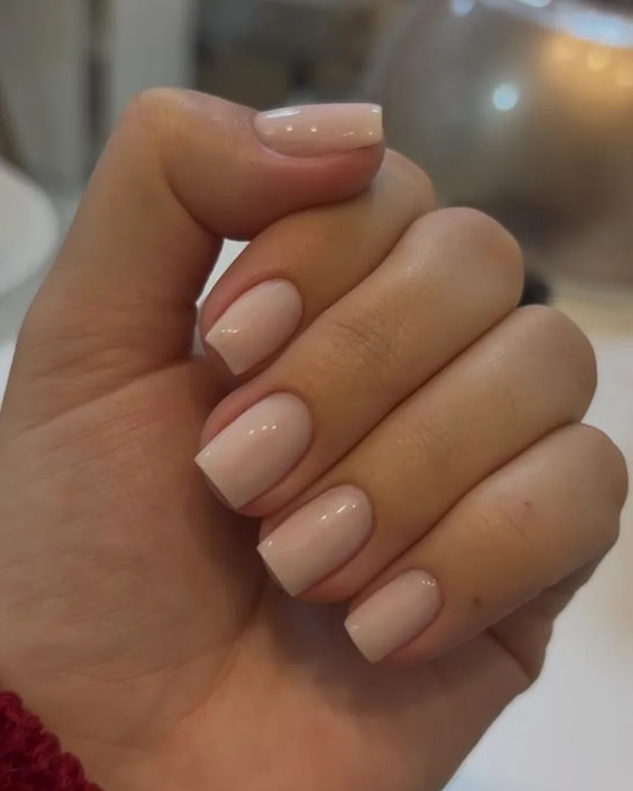Unhas em nude leitoso com acabamento delicado