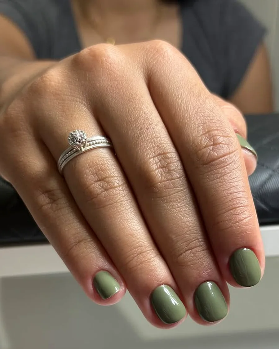 Unhas em verde oliva com brilho