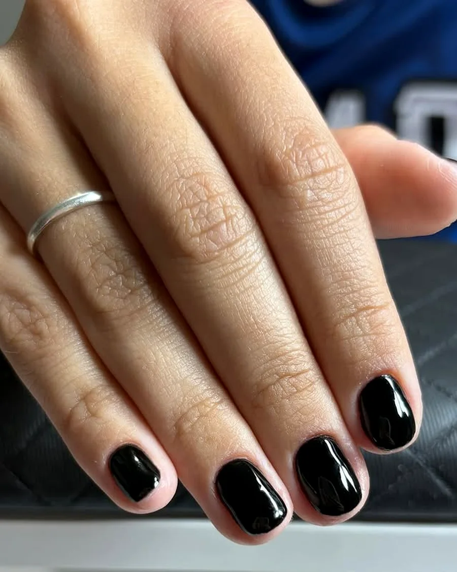 Unhas pretas com acabamento brilhante