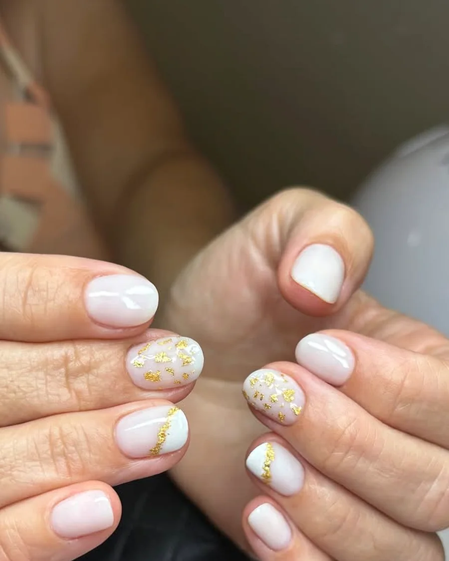 Esmaltação branca com decoração dourada